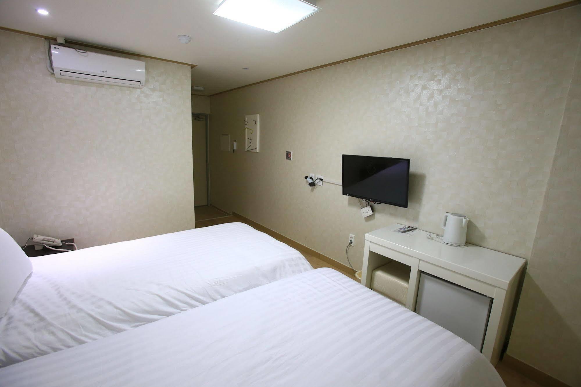 Orange Tree Hotel Jeju Bagian luar foto